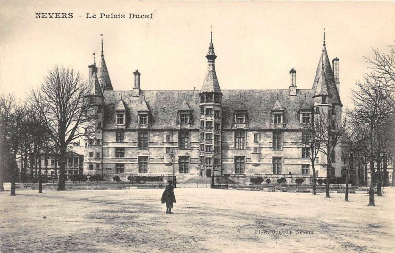Carte postale ancienne Nevers Le Palais Ducal à Nevers