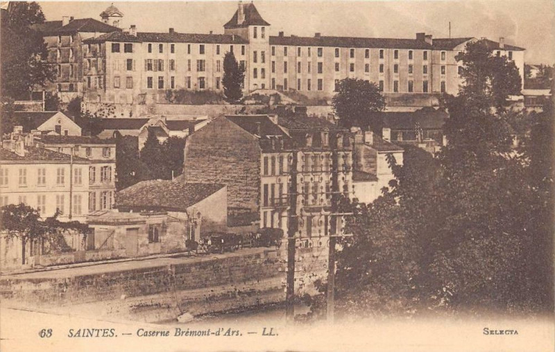 Carte postale ancienne Saintes Caserne Bremont D'Ars à Saintes