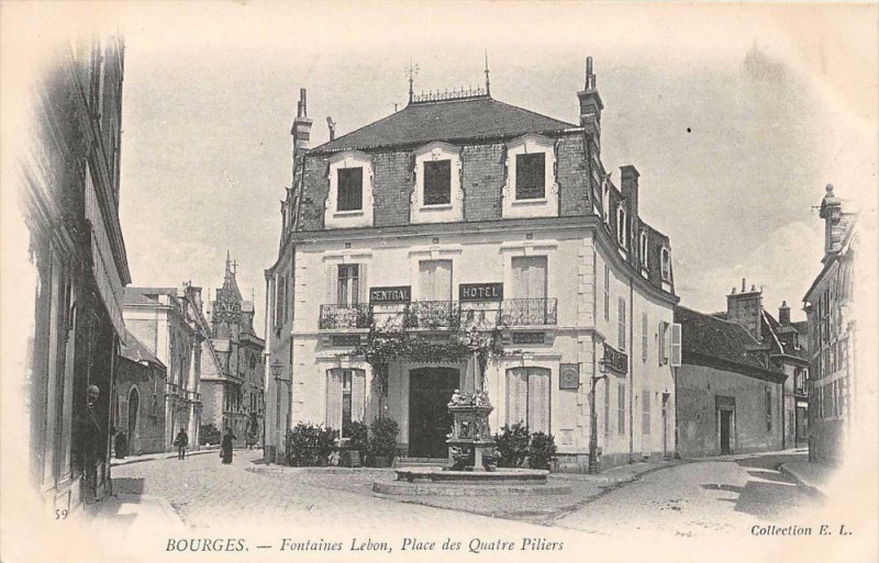Carte postale ancienne 13 Bourges Fontaine Lebon Place Des Quatre Piliers (dos non divisé) à Bourges