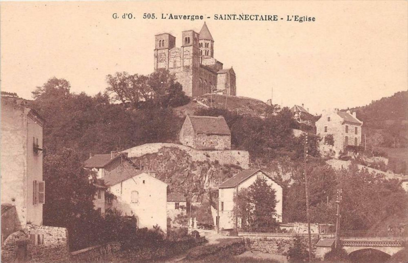 Carte postale ancienne Saint Nectaire L'Eglise à Saint-Nectaire