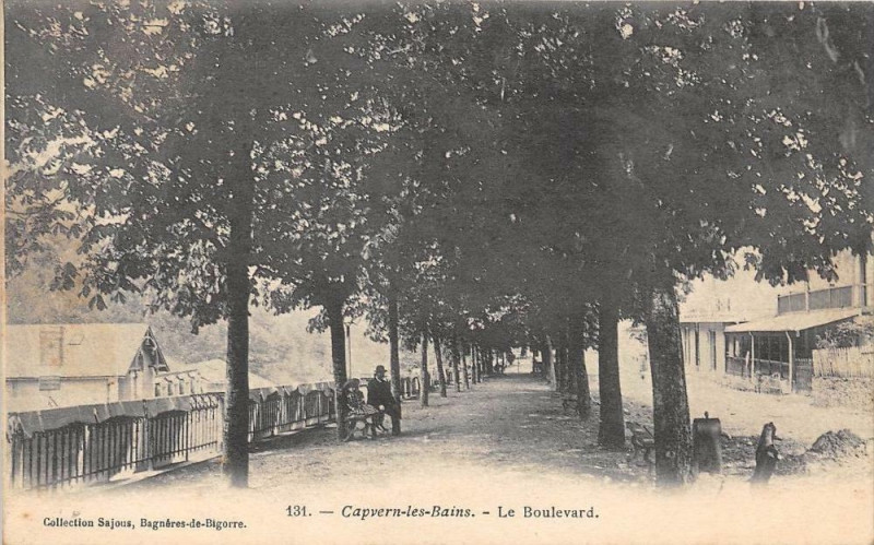 Carte postale ancienne Capvern Le Boulevard (dos non divisé) à Capvern