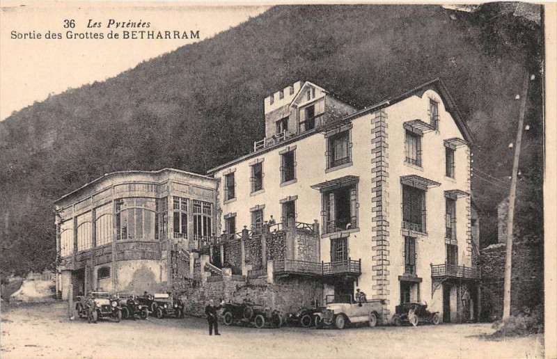 Carte postale ancienne Sortie Des Grottes De Betharram