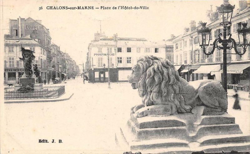 Carte postale ancienne Chalons Sur Marne Place De L'Eglise
