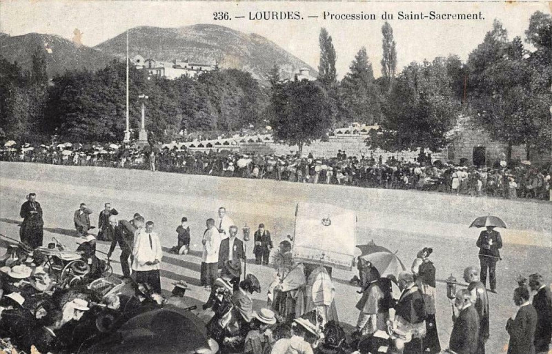 Carte postale ancienne Lourdes Procession Du Saint Sacrement à Lourdes