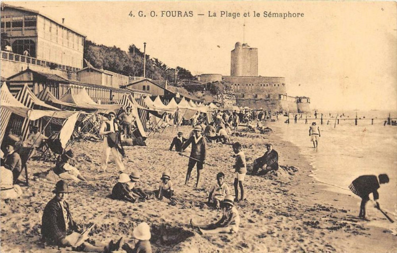 Carte postale ancienne Fouras La Plage Et Le Semaphore à Fouras