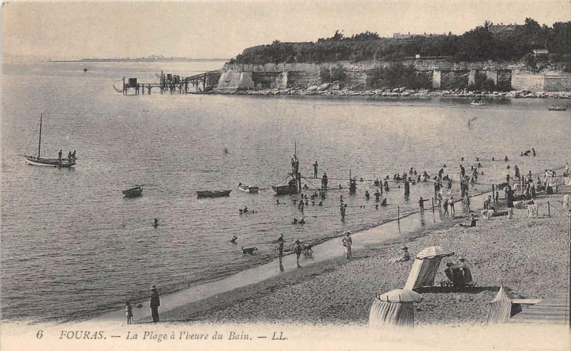 Carte postale ancienne Fouras La Plage A L'Heure Du Bain à Fouras