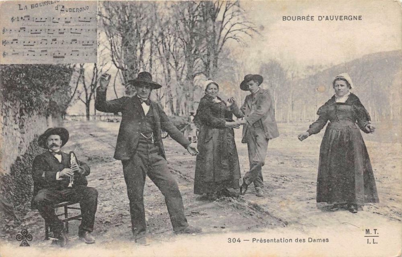 Carte postale ancienne La Bourreio Aubergno Presentation Des Dames