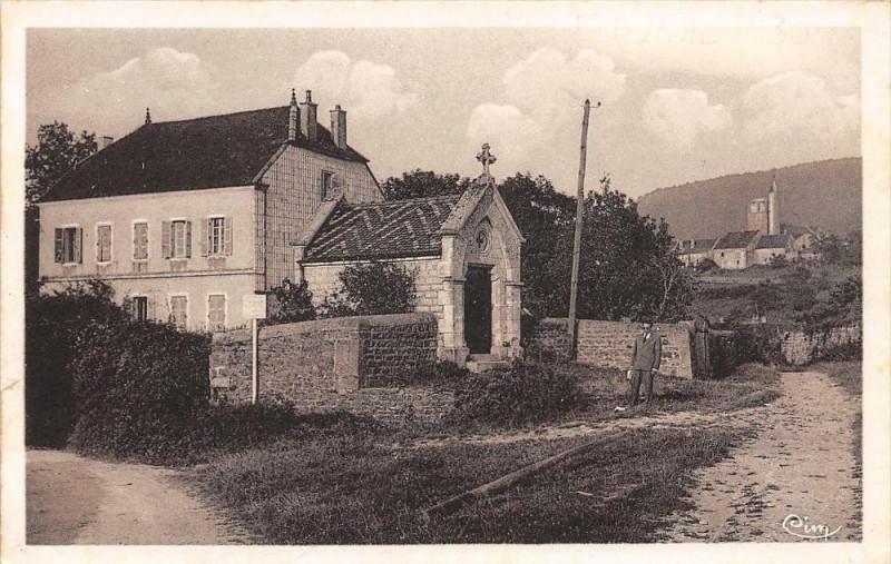 Carte postale ancienne Maynal Ecole Libre Chapelle Saint-Roch Eglise à Maynal