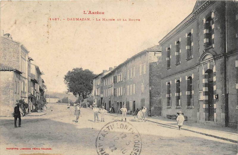 Carte postale ancienne Ariege Daumazan La Mairie Et La Route (frais de port offerts