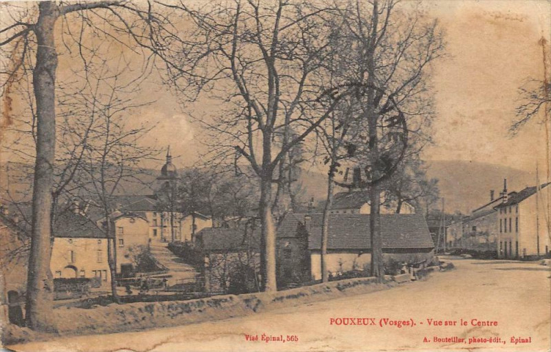 Carte postale ancienne Pouxeux Vue Sur Le Centre à Pouxeux