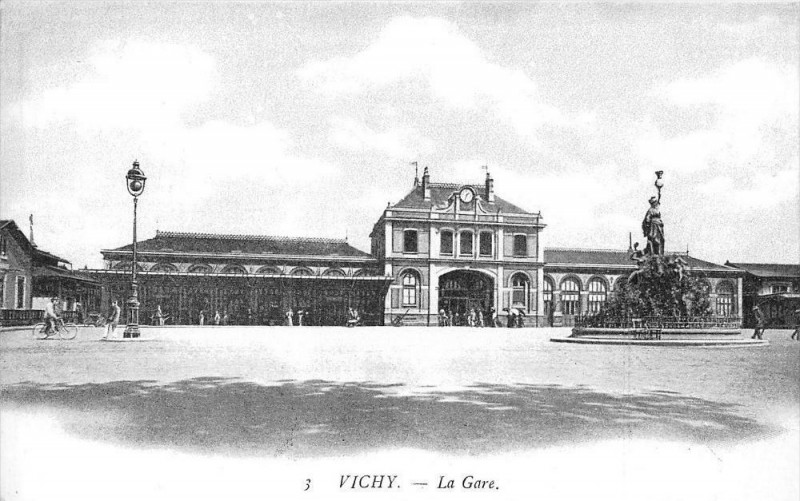 Carte postale ancienne Vichy La Gare à Vichy
