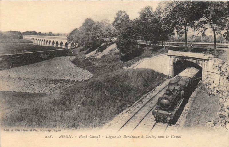Carte postale ancienne Agen - Pont-Canal - Ligne de Bordeaux a Cette - sous le Canal à Agen