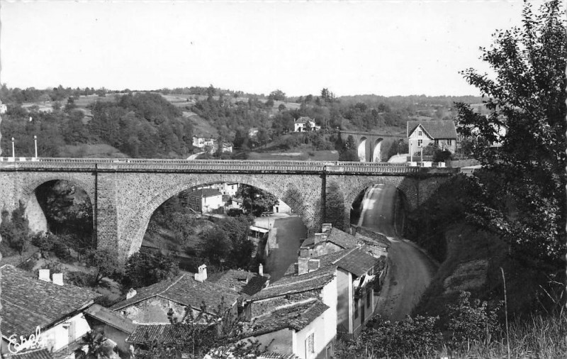 Carte postale ancienne Nontron Viaduc De La Ville à Nontron