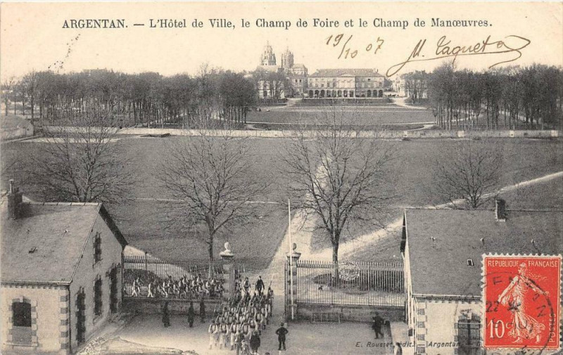 Carte postale ancienne L'Hôtel de Ville, le Champ de Foire et le Champ de Manoeuvres à Argentan