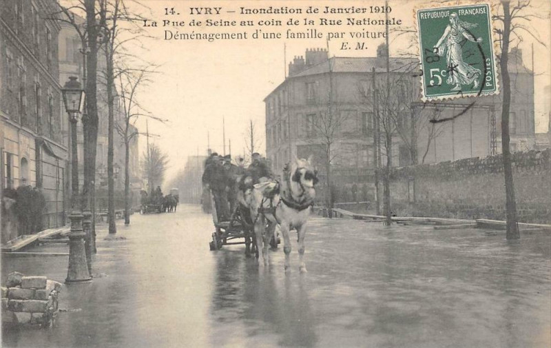Carte postale ancienne Ivry Inondations 1910 La Rue De Seine Au Coin De La Rue Nationale Demenag