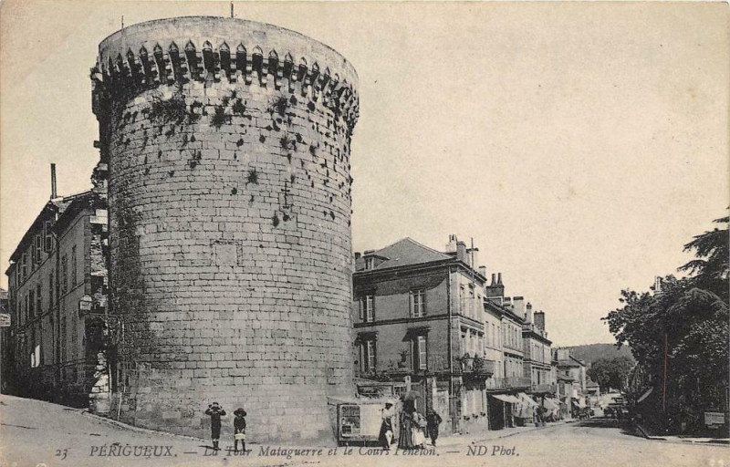 Carte postale ancienne Perigueux Cour Mataguerre à Périgueux