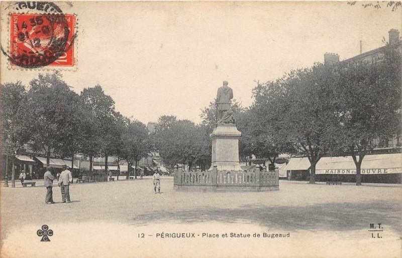 Carte postale ancienne Perigueux Place Et Statue Bugeaud à Périgueux