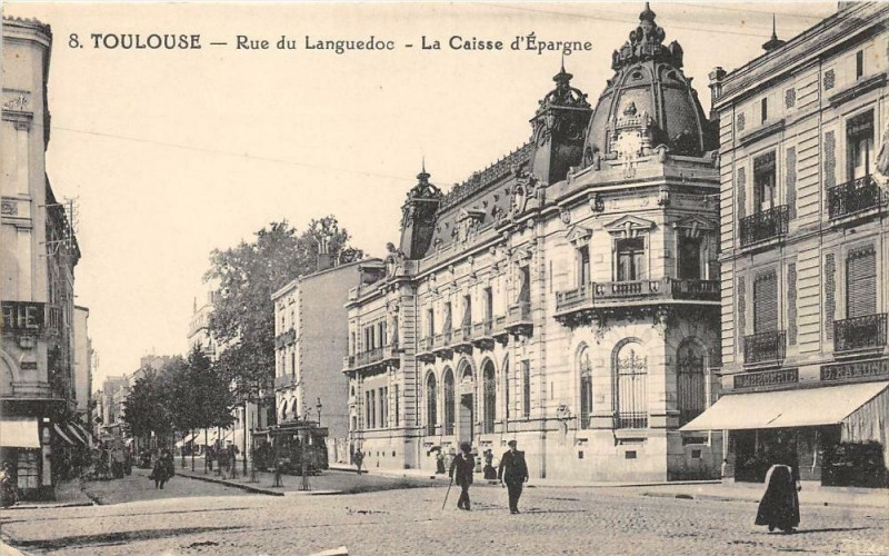 Carte postale ancienne Toulouse Rue Du Languedoc La Caisse D'Epargne à Toulouse