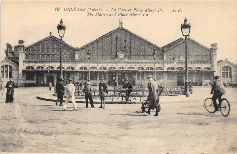 Carte postale ancienne Orleans La Gare Et Place Albert 1ER à Orléans