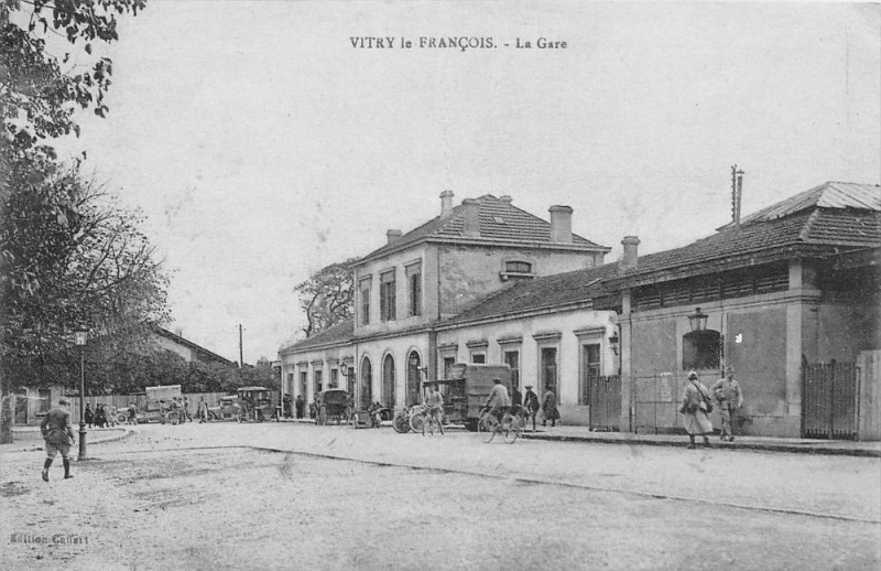 Carte postale ancienne Vitry Le Francois La Gare