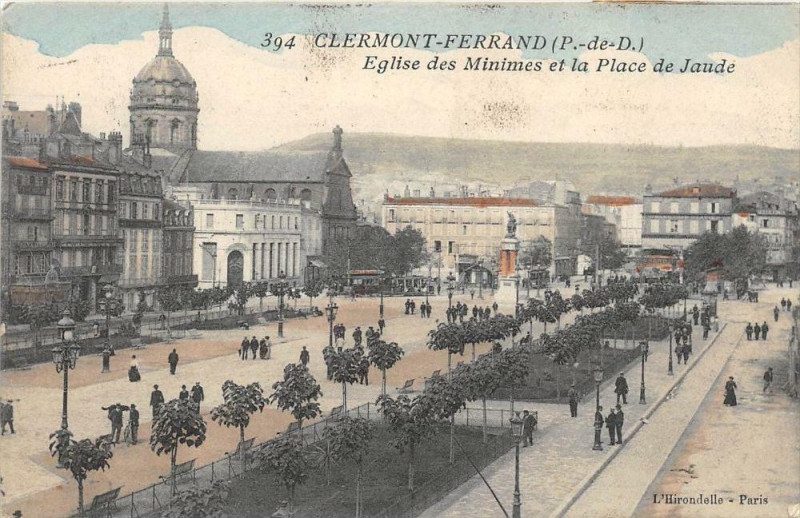 Carte postale ancienne Clermont Ferrand Eglise Minimes Place Jaude à Clermont-Ferrand