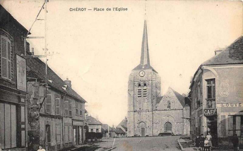 Carte postale ancienne Cheroy Place De L'Eglise à Chéroy