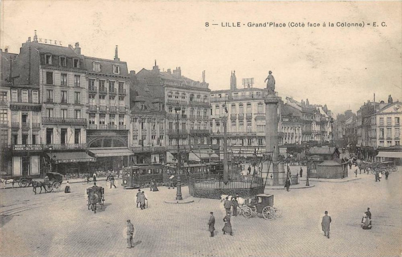 Carte postale ancienne Lille La GRAND´PLACE Cote Face Colonne à Lille