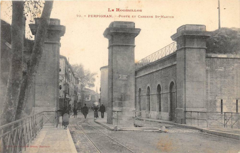 Carte postale ancienne Perpignan Porte Et Caserne Saint-Martin à Perpignan