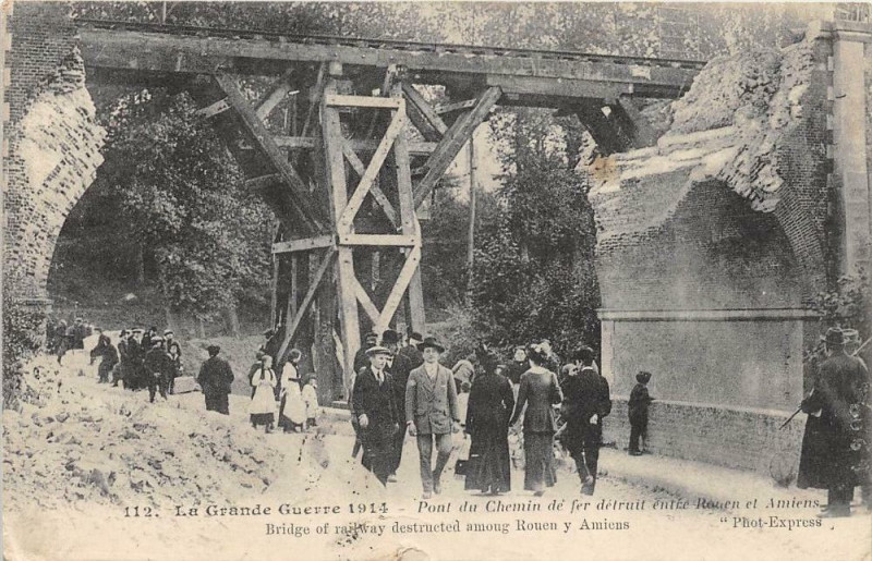 Carte postale ancienne Pont Du Chemin De Fer Detruit Entre Rouen Et Amiens à Rouen