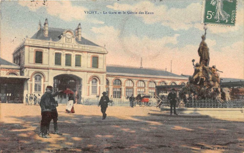 Carte postale ancienne Vichy La Gare Et Le Genie Des Eaux à Vichy