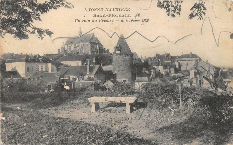 Carte postale ancienne Saint Florentin Un Coin Du Prieure à Saint-Florentin