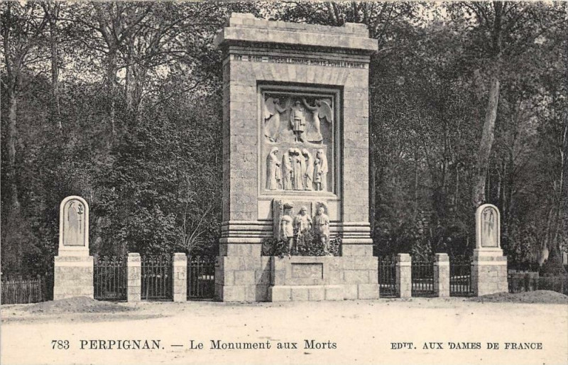 Carte postale ancienne Perpignan Le Monument Aux Morts à Perpignan