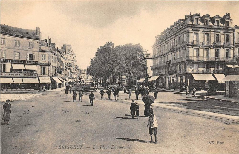 Carte postale ancienne Perigueux Place Daumesnil à Périgueux