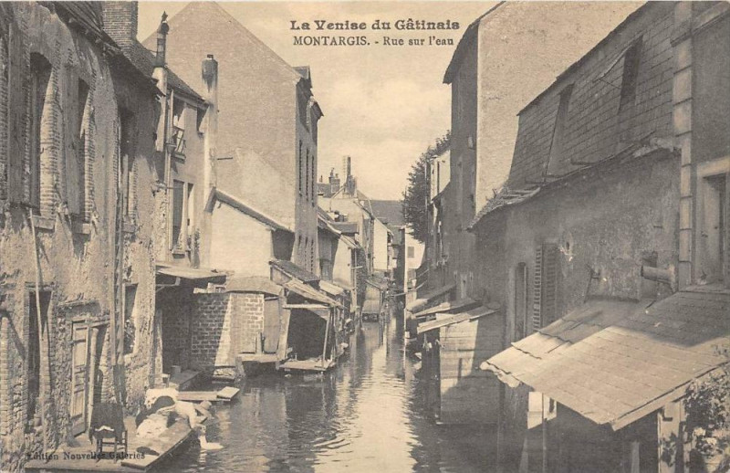 Carte postale ancienne Montargis Rue Sur L'Eau à Montargis