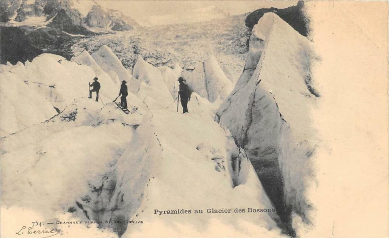 Carte postale ancienne Pyramides Au Glacier Des Bossons  (dos non divisé)
