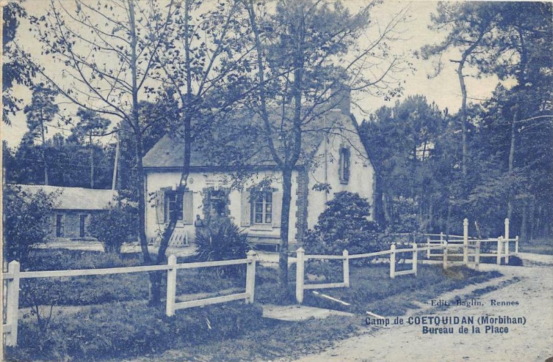 Carte postale ancienne Camp De Coetquidan Bureau De La Place