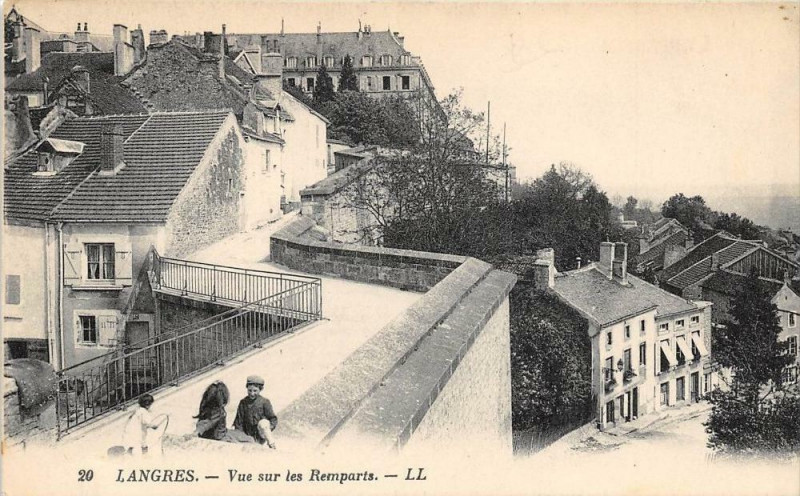 Carte postale ancienne Langres Vue Sur Les Remparts à Langres