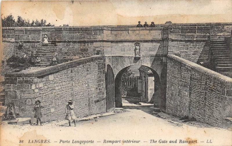 Carte postale ancienne Langres Porte Bourgogne Interieur à Langres