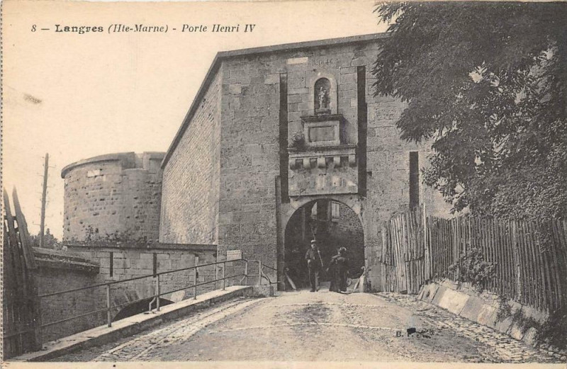 Carte postale ancienne Langres Porte Henri Iv à Langres