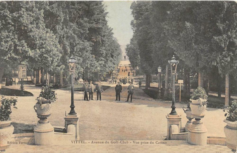 Carte postale ancienne Vittel Avenue Du Golf Club Vue Prise Casino à Vittel