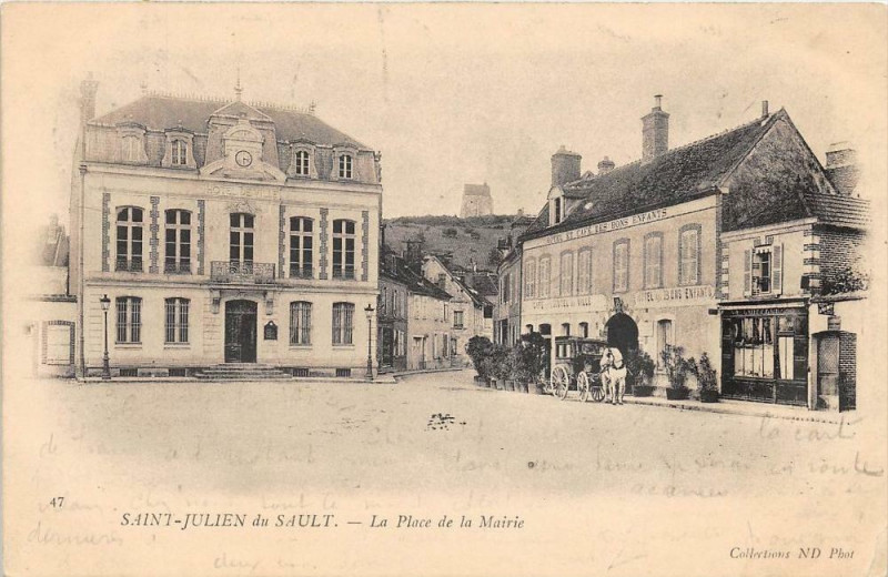 Carte postale ancienne Saint Julien Du Sault La Place De La Mairie (dos non divisé) à Saint-Julien-du-Sault