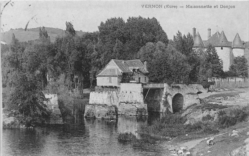 Carte postale ancienne Vernon Maisonnette Et Donjon à Vernon