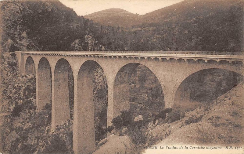 Carte postale ancienne Eze Le Viaduc De La Corniche Moyenne à Èze