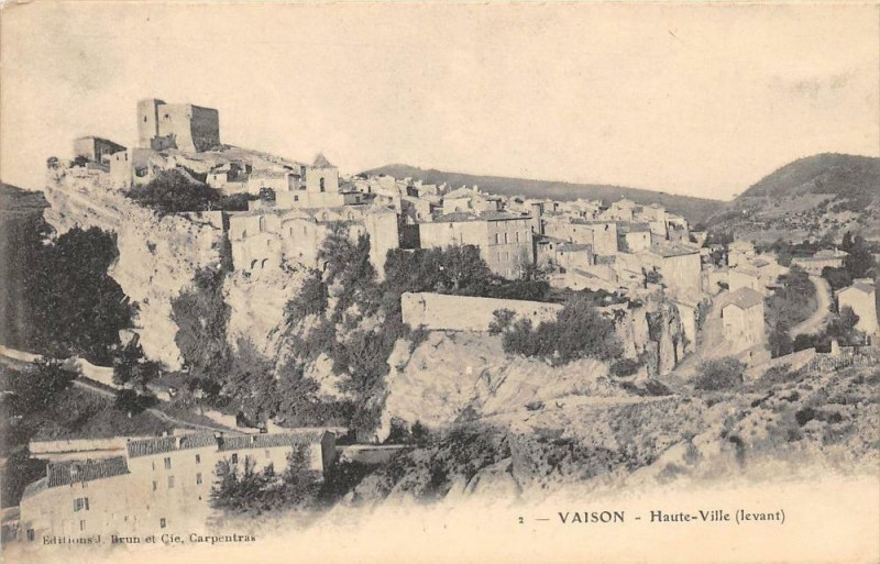 Carte postale ancienne Vaison Haute Ville Levant (dos non divisé)