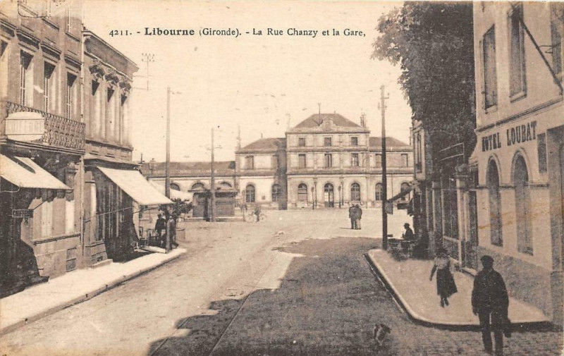 Carte postale ancienne Libourne La Rue Chanzy Et La Gare à Libourne