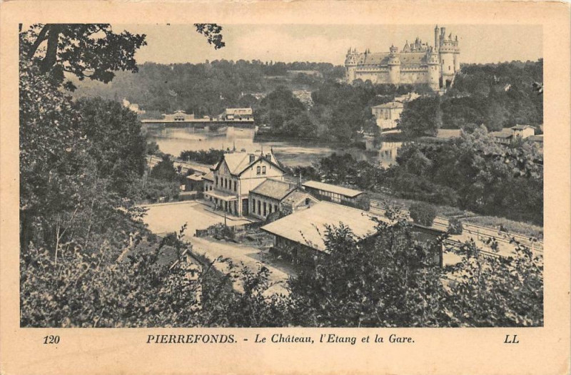 Carte postale ancienne Pierrefonds Le Chateau L'Etang Et Gare à Pierrefonds