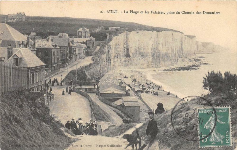Carte postale ancienne Ault La Plage Et Les Falaises Pres Du Chemin Des Douaniers à Ault