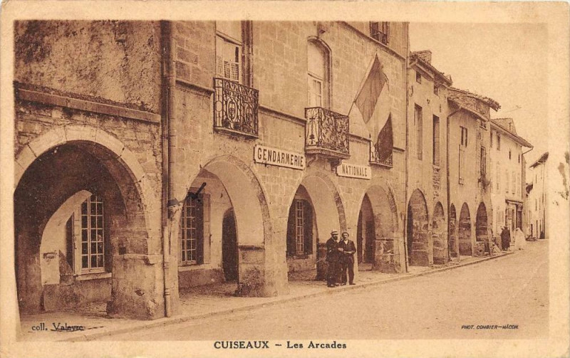 Carte postale ancienne Louhans Les Arcades à Louhans