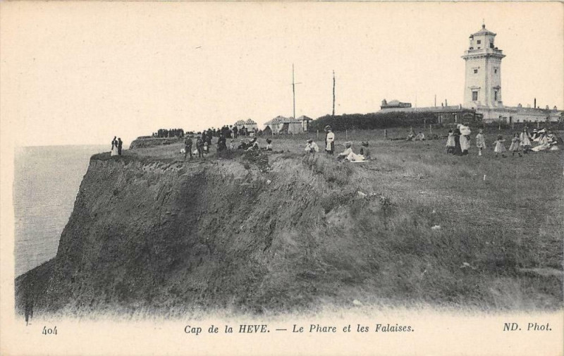 Carte postale ancienne Cap De La Heve Le Phare Et Les Falaises