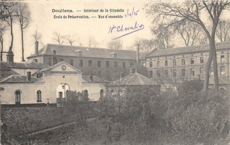 Carte postale ancienne Doullens Interieur De La Citadelle Ecole Preservation à Doullens